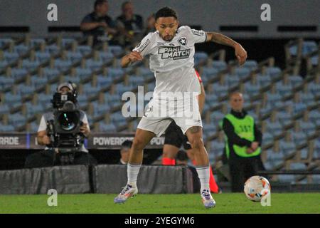 Montevideo, Uruguay. 30 octobre 2024. Vitinho, de Botafogo, contrôle le ballon lors de la demi-finale du match de deuxième manche entre l'uruguayen Peñarol et le brésilien Botafogo de la Copa CONMEBOL Libertadores 2024, au Centenario Stadium, à Montevideo, Uruguay, le 30 octobre 2024. Photo : Pool Pelaez Burga/DiaEsportivo/Alamy Live News crédit : DiaEsportivo/Alamy Live News Banque D'Images