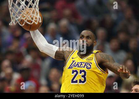 Cleveland, États-Unis. 30 octobre 2024. Les Lakers de Los Angeles LeBron James (23 ans) dunquent dans le premier quart-temps contre les cavaliers de Cleveland à Cleveland, Ohio mercredi 30 octobre 2024. Photo de Aaron Josefczyk/UPI crédit : UPI/Alamy Live News Banque D'Images