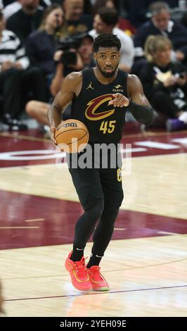 Cleveland, États-Unis. 30 octobre 2024. Les cavaliers de Cleveland Donovan Mitchell (45) font monter le ballon sur le terrain contre les Lakers de Los Angeles en première mi-temps à Cleveland, Ohio mercredi 30 octobre 2024. Photo de Aaron Josefczyk/UPI crédit : UPI/Alamy Live News Banque D'Images