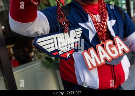 MAGA Merch lors d'un rassemblement de campagne pour Donald Trump devant Madison Square Garden à New York le 17 octobre 2024. Banque D'Images