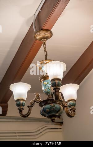 Vue rapprochée d'une suspension vintage suspendue au plafond. Banque D'Images