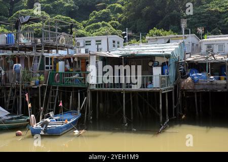 Maisons sur pilotis dans le village de pêcheurs de Tai O, Lantau, Hong Kong. Banque D'Images