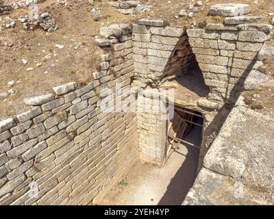 Tombe de Clytemnestra sur le site archéologique de Mycènes, Grèce. Ciel bleu, journée ensoleillée. Tombeau de type tholos mycénien au-dessus de la vue latérale Banque D'Images