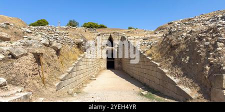 Tombe de Clytemnestra sur le site archéologique de Mycènes, ciel bleu, jour ensoleillé. Tombeau mycénien de type tholos construit en 1250 av. J.-C. Grèce. Banque D'Images