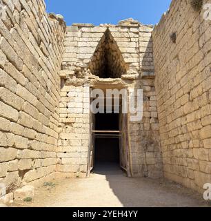 Tombe de Clytemnestra sur le site archéologique de Mycènes, ciel bleu, jour ensoleillé. Tombeau mycénien de type tholos construit en 1250 av. J.-C. Grèce. Banque D'Images