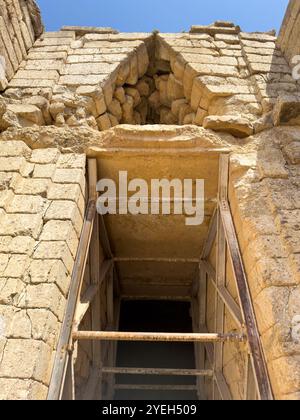 Tombe de Clytemnestra entrée au site archéologique de Mycènes, Grèce. Ciel bleu, journée ensoleillée. Tombeau de type tholos mycénien sous vue Banque D'Images