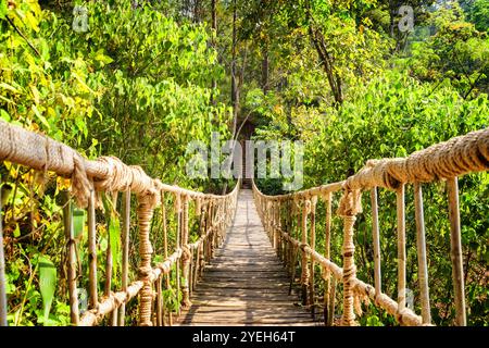 Belle passerelle faite de corde et de bambou Banque D'Images