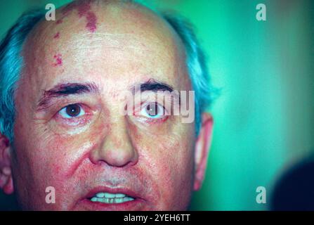 L'ancien président soviétique Mikhaïl Gorbatchev (1931-2022) lors d'une conférence de presse le 17 août 1992 à la Fondation Gorbatchev à Moscou, en Russie. Banque D'Images