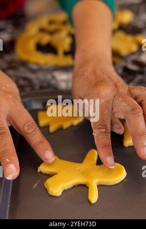 Façonner la pâte sur le comptoir de la cuisine, femme senior cuisiner des biscuits de noël ensemble, à la maison Banque D'Images