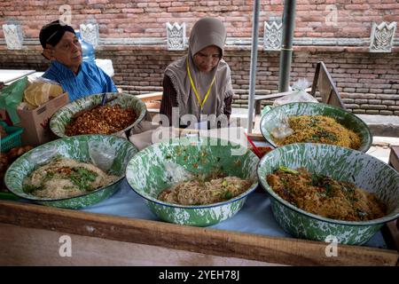 Yogyakarta-Indonesia, 21 septembre 2024 : de vieilles femmes indonésiennes vendent de la nourriture traditionnelle javanaise au festival Pasar Lawas Mataram, à Kota Gede, Yogyak Banque D'Images