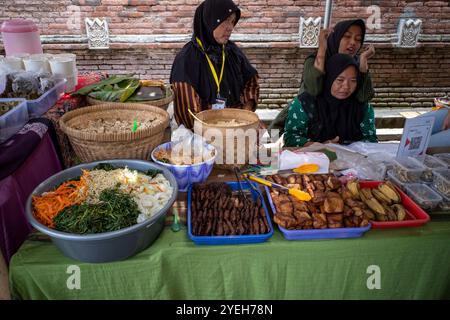 Yogyakarta-Indonesia, 21 septembre 2024 : de vieilles femmes indonésiennes vendent de la nourriture traditionnelle javanaise au festival Pasar Lawas Mataram, à Kota Gede, Yogyak Banque D'Images