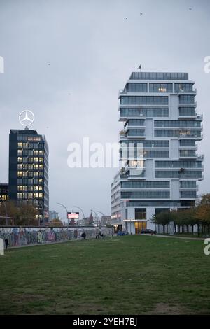 Berlin, Allemagne. 29 octobre 2024. La East Side Gallery peut être vue devant les gratte-ciel. Crédit : Sebastian Gollnow/dpa/Alamy Live News Banque D'Images