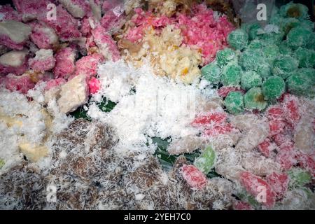 Klepon coloré, cenil, klepon rouge et blanc, gethuk, snacks traditionnels indonésiens appelés jajanan pasar. Banque D'Images