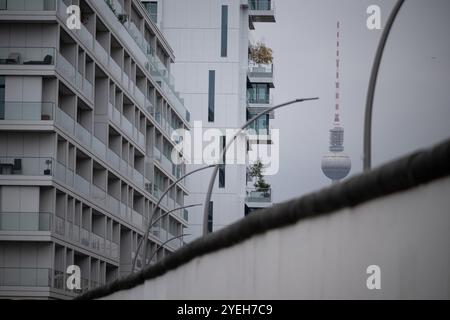 Berlin, Allemagne. 29 octobre 2024. La tour de télévision peut être vue derrière de nouveaux bâtiments et une partie du mur de Berlin. Crédit : Sebastian Gollnow/dpa/Alamy Live News Banque D'Images