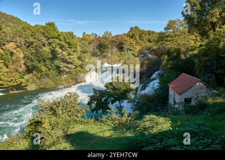 La cascade à couper le souffle de Skradinski Buk, l'une des attractions les plus célèbres du parc national de Krka, en Croatie Banque D'Images