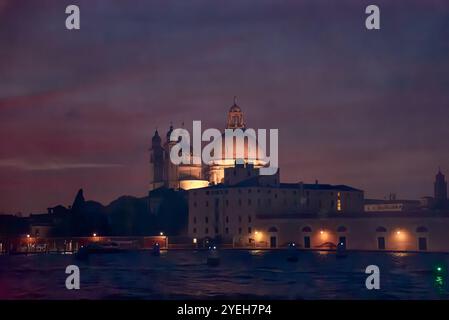 Une vue imprenable sur Venise au coucher du soleil. Les gratte-ciel emblématiques de la ville sont baignés d'une lumière chaude et dorée, avec les dômes de la basilique qui se démarquent Banque D'Images