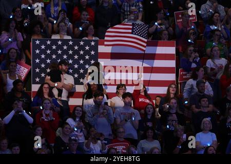 Madison, Wisconsin, États-Unis. 31 octobre 2024. Les membres du public soutiennent la vice-présidente Kamala Harris lors du rassemblement When We vote We Win au Veteran's Memorial Coliseum, alliant Energy Center. (Crédit image : © Pat A. Robinson/ZUMA Press Wire) USAGE ÉDITORIAL SEULEMENT! Non destiné à UN USAGE commercial ! Banque D'Images