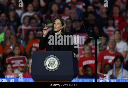 Madison, Wisconsin, États-Unis. 31 octobre 2024. Le vice-président KAMALA HARRIS a parlé à Madison, Wisconsin de retour ici après une visite il y a une semaine, le Wisconsin étant un État dynamique fort pour les élections de 2024. Quand nous votons nous gagnons Rallye musiciens de quête spéciale Gracie Abrams, Mumford & sons, Remi Wolf et d'autres au Veteran's Memorial Coliseum, alliant Energy Center. (Crédit image : © Pat A. Robinson/ZUMA Press Wire) USAGE ÉDITORIAL SEULEMENT! Non destiné à UN USAGE commercial ! Banque D'Images