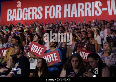 Madison, Wisconsin, États-Unis. 31 octobre 2024. Les membres du public soutiennent la vice-présidente Kamala Harris lors du rassemblement When We vote We Win au Veteran's Memorial Coliseum, alliant Energy Center. (Crédit image : © Pat A. Robinson/ZUMA Press Wire) USAGE ÉDITORIAL SEULEMENT! Non destiné à UN USAGE commercial ! Banque D'Images