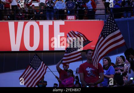 Madison, Wisconsin, États-Unis. 31 octobre 2024. Les membres du public soutiennent la vice-présidente Kamala Harris lors du rassemblement When We vote We Win au Veteran's Memorial Coliseum, alliant Energy Center. (Crédit image : © Pat A. Robinson/ZUMA Press Wire) USAGE ÉDITORIAL SEULEMENT! Non destiné à UN USAGE commercial ! Banque D'Images