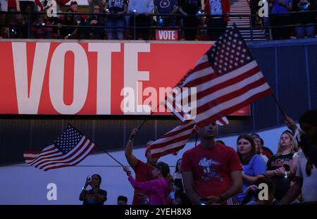 Madison, Wisconsin, États-Unis. 31 octobre 2024. Les membres du public soutiennent la vice-présidente Kamala Harris lors du rassemblement When We vote We Win au Veteran's Memorial Coliseum, alliant Energy Center. (Crédit image : © Pat A. Robinson/ZUMA Press Wire) USAGE ÉDITORIAL SEULEMENT! Non destiné à UN USAGE commercial ! Banque D'Images