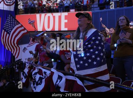 Madison, Wisconsin, États-Unis. 31 octobre 2024. Les membres du public soutiennent la vice-présidente Kamala Harris lors du rassemblement When We vote We Win au Veteran's Memorial Coliseum, alliant Energy Center. (Crédit image : © Pat A. Robinson/ZUMA Press Wire) USAGE ÉDITORIAL SEULEMENT! Non destiné à UN USAGE commercial ! Banque D'Images