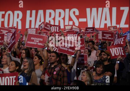 Madison, Wisconsin, États-Unis. 31 octobre 2024. Les membres du public soutiennent la vice-présidente Kamala Harris lors du rassemblement When We vote We Win au Veteran's Memorial Coliseum, alliant Energy Center. (Crédit image : © Pat A. Robinson/ZUMA Press Wire) USAGE ÉDITORIAL SEULEMENT! Non destiné à UN USAGE commercial ! Banque D'Images