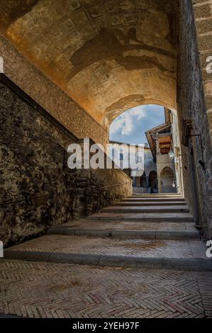 Il est situé dans la municipalité de Bracciano et date du XVe siècle. Composé de trois cercles de murs extérieurs, il a cinq tours, on Banque D'Images