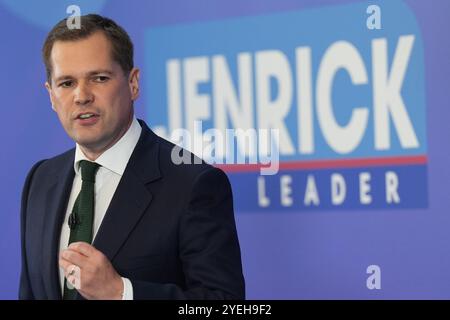 Photo du dossier datée du 02/08/24 du dirigeant conservateur Robert Jenrichk. Lorsque Suella Braverman a suggéré pour la première fois à Robert Jenrichk que la Grande-Bretagne se retire de la Convention européenne des droits de l'homme, il a été, selon elle, "horrifié" à l'idée. À l'époque, elle était ministre de l'intérieur et il avait été installé comme ministre de l'Immigration - en fait son adjoint - de sorte, beaucoup à Westminster croyaient qu'il pouvait garder un œil sur elle pour Rishi Sunak, qui se méfiait de ses ambitions politiques. Date d'émission : jeudi 31 octobre 2024. Banque D'Images