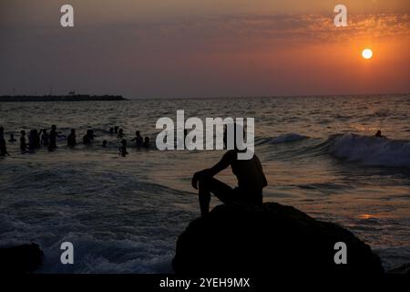 Gaza, Palestine. 18 septembre 2020. Les Palestiniens passent un peu de temps libre au bord de la côte dans la ville de Gaza suite à l’assouplissement des restrictions pour contenir l’épidémie de coronavirus dans la bande de Gaza. Les autorités ont imposé un confinement dans la bande densément peuplée depuis que les premiers cas de COVID-19 ont été découverts dans la communauté de l’enclave palestinienne le 24 août. Les restrictions ont aggravé la situation économique déjà désastreuse dans la bande de Gaza, augmentant encore le taux de chômage élevé de l'enclave côtière Banque D'Images