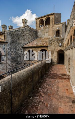 Il est situé dans la municipalité de Bracciano et date du XVe siècle. Composé de trois cercles de murs extérieurs, il a cinq tours, on Banque D'Images