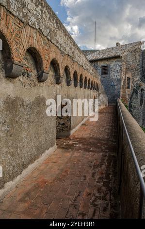 Il est situé dans la municipalité de Bracciano et date du XVe siècle. Composé de trois cercles de murs extérieurs, il a cinq tours, on Banque D'Images