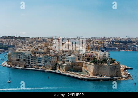 Fort Angelo, symbole de la résilience de Malte, majestueux murs de pierre, témoin silencieux de la riche histoire. Port à Birgu. Vue depuis Fort Saint Elmo. Cultura Banque D'Images