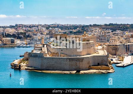 Fort Angelo, symbole de la résilience de Malte, majestueux murs de pierre, témoin silencieux de la riche histoire. Port à Birgu. Vue depuis Fort Saint Elmo. Cultura Banque D'Images