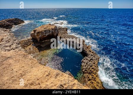 Blue Hole Viewpoint Dwejra Bay, formation rocheuse sur la mer Méditerranée. Fenêtre en arc naturel dans la roche. Île de Gozo Malte. Banque D'Images