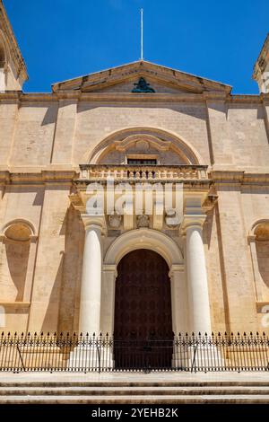 Vue extérieure de la co-cathédrale de John présentant un style architectural baroque avec des détails en pierre sculptée à la Valette. Patrimoine culturel de Malte Banque D'Images