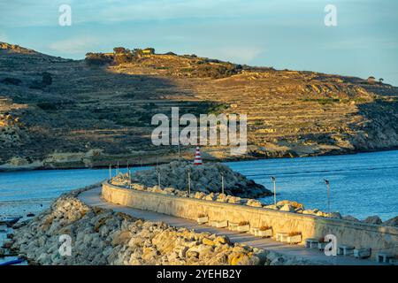 Croisière côtière maltaise, les passagers profitent d'une vue imprenable sur Gozo Fast Ferry dans le port de Mgarr de retour à Malte depuis l'île sœur. Malte trav Banque D'Images