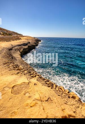 Tilt Rock il, point de vue dans la baie de Dwejra, formation rocheuse sur la mer Méditerranée. Île de Gozo Malte. Banque D'Images