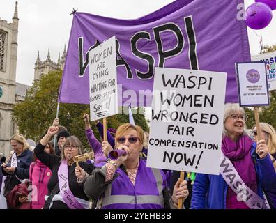Westminister, Londres, Royaume-Uni, octobre 30 2024, des femmes de WASPI manifestant le jour du budget devant les chambres du Parlement, au sujet de l'absence de compensation n Banque D'Images