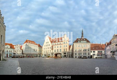 Tallinn, Estonie - 27 octobre 2024 : vue sur les vieilles maisons médiévales dans la vieille ville de Tallinn avec des rues pavées sur la place de la mairie Banque D'Images