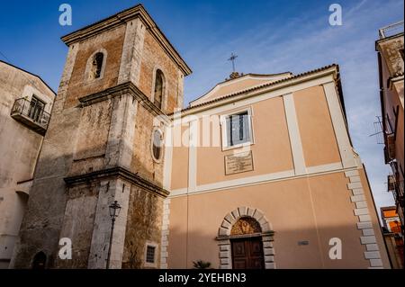 La date de fondation de l'église de Santa Chiara remonte à 1275 et c'est Alferio di Isernia, à ses frais, qui a construit l'église, sur Banque D'Images