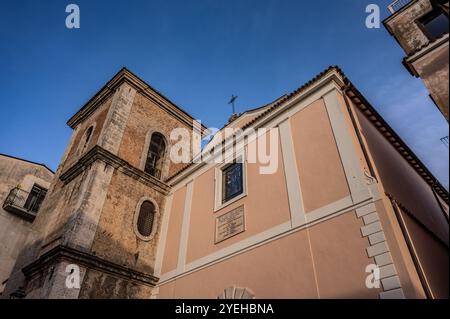 La date de fondation de l'église de Santa Chiara remonte à 1275 et c'est Alferio di Isernia, à ses frais, qui a construit l'église, sur Banque D'Images