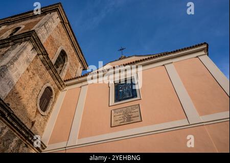 La date de fondation de l'église de Santa Chiara remonte à 1275 et c'est Alferio di Isernia, à ses frais, qui a construit l'église, sur Banque D'Images