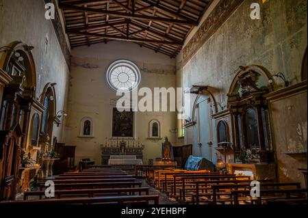 La date de fondation de l'église de Santa Chiara remonte à 1275 et c'est Alferio di Isernia, à ses frais, qui a construit l'église, sur Banque D'Images