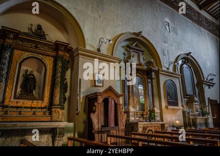 La date de fondation de l'église de Santa Chiara remonte à 1275 et c'est Alferio di Isernia, à ses frais, qui a construit l'église, sur Banque D'Images