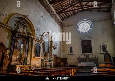 La date de fondation de l'église de Santa Chiara remonte à 1275 et c'est Alferio di Isernia, à ses frais, qui a construit l'église, sur Banque D'Images