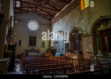 La date de fondation de l'église de Santa Chiara remonte à 1275 et c'est Alferio di Isernia, à ses frais, qui a construit l'église, sur Banque D'Images