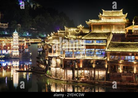 Magnifique vue nocturne de Phoenix Ancient Town (Fenghuang), Chine Banque D'Images