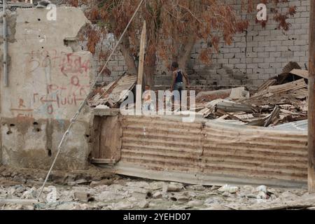 Réfugiés somaliens dans le camp de réfugiés de Kharaz. Le camp de réfugiés de Kharaz est un camp isolé des zones urbaines et situé dans le gouvernorat de Lahj, au sud du Yémen. Le camp de réfugiés a ouvert ses portes en 1991 et est le seul camp du Yémen. Il mesure 1 500 mètres carrés et accueille environ 18 000 réfugiés. La majorité des réfugiés dans le camp sont des réfugiés somaliens qui ont fui l'instabilité politique en Somalie. Cependant, comme le Yémen est maintenant dévasté par une guerre civile, sa situation est devenue encore plus vulnérable. Alors que le HCR et ses partenaires ont fourni des services de base, les réfugiés ont du mal à le faire Banque D'Images