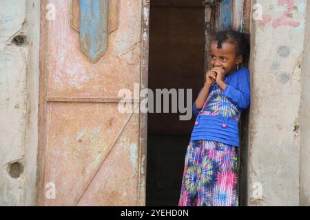 Réfugiés somaliens dans le camp de réfugiés de Kharaz. Le camp de réfugiés de Kharaz est un camp isolé des zones urbaines et situé dans le gouvernorat de Lahj, au sud du Yémen. Le camp de réfugiés a ouvert ses portes en 1991 et est le seul camp du Yémen. Il mesure 1 500 mètres carrés et accueille environ 18 000 réfugiés. La majorité des réfugiés dans le camp sont des réfugiés somaliens qui ont fui l'instabilité politique en Somalie. Cependant, comme le Yémen est maintenant dévasté par une guerre civile, sa situation est devenue encore plus vulnérable. Alors que le HCR et ses partenaires ont fourni des services de base, les réfugiés ont du mal à le faire Banque D'Images